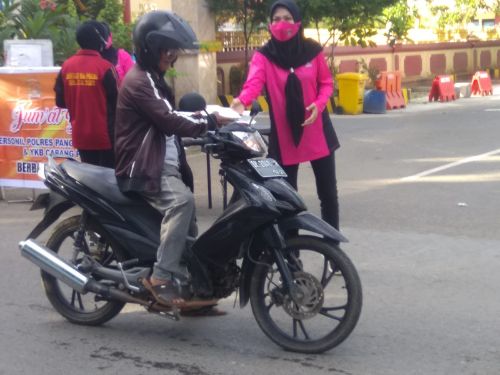 Jumat Berkah, Polres bersama Bhayangkari Cabang Pangkep Bagi-bagi Nasi