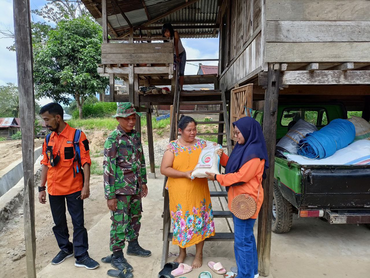 Bantu Warga Yang Terdampak Pendemi, Satgas TMMD Door To Door Kerumah Warga