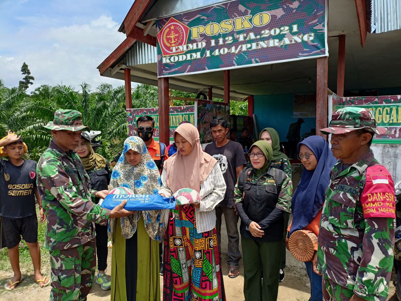 Tingkatkan Minat Olahraga, Satgas TMMD Serahkan Sarana Olahraga Untuk Pemuda