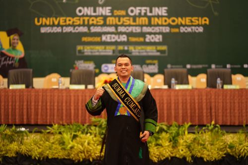 Kompol Fantry Taherong Peraih IPK Sempurna 4.0 Program Doktor UMI Resmi Di Wisuda