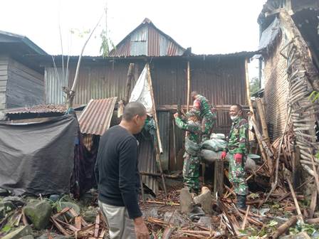 Babinsa Kodim 1402 Polman Bantu Benahi Rumah Warga Tertimpa Pohon