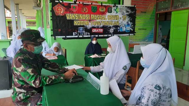 Dandim 1426 Takalar Tinjau Vaksinasi di SMA Negeri 13 Takalar