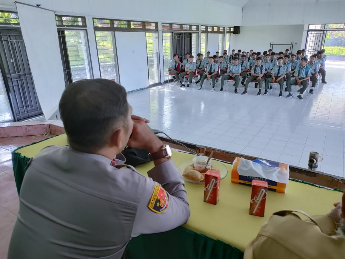 Cegah Kenakalan Remaja Sejak Dini, Kapolsek Urban Panca Rijang Doktrin Hukum Para Anak Muda