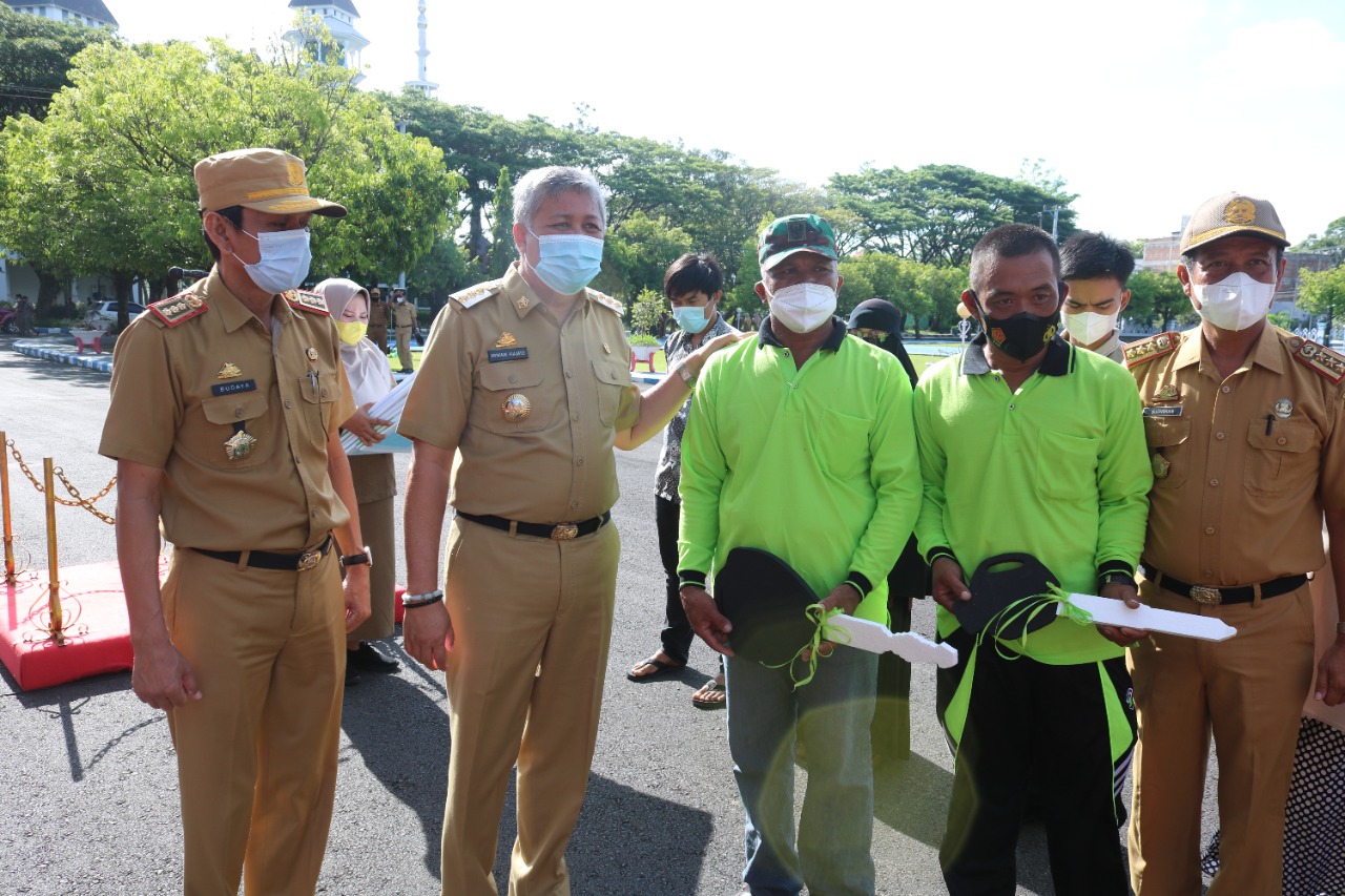 Serahkan Bantuan Armada Kebersihan, Irwan Hamid: Semoga Masyarakat Dapat Merasakan Manfaatnya