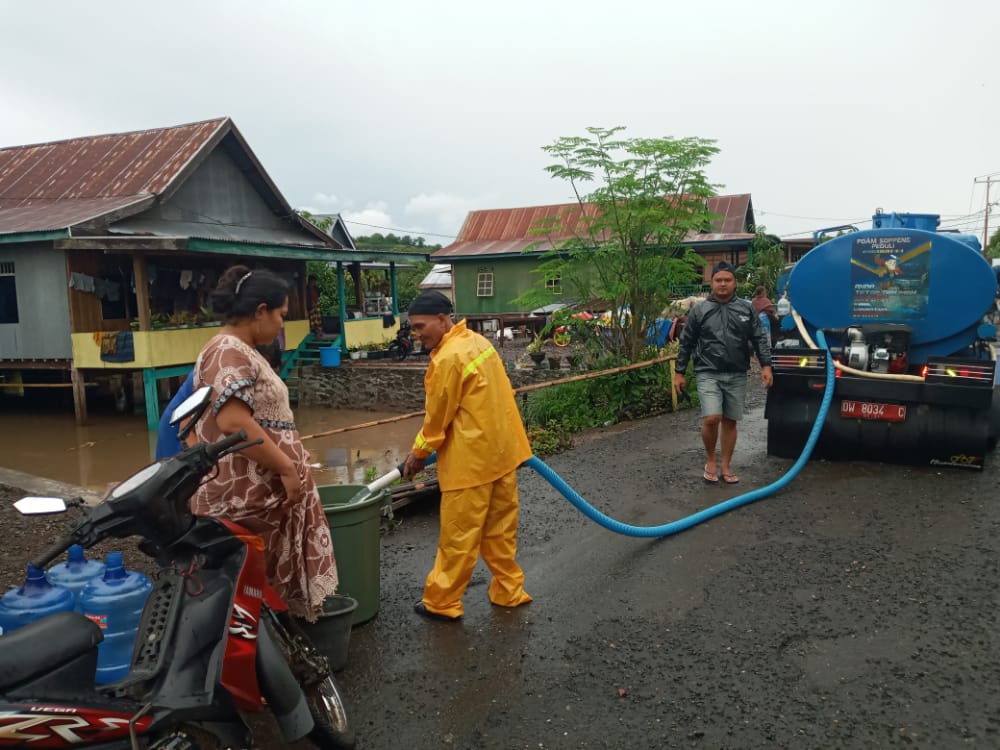 Perumdam Soppeng Salurkan Air Untuk Korban Banjir