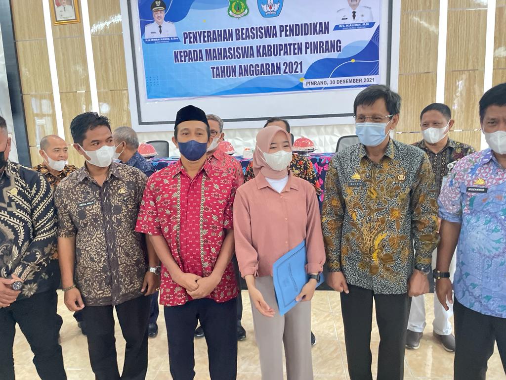 Sekda Pinrang Serahkan Beasiswa Bantuan Dana Pendidikan