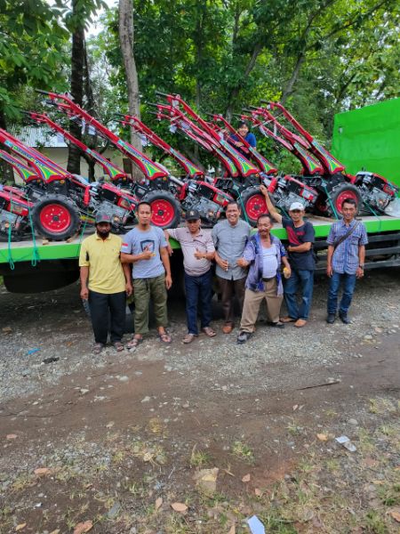 Bantu Alsintan ke Petani, Legislator Sulsel Harap Ekonomi Pertanian Meningkat di Sidrap