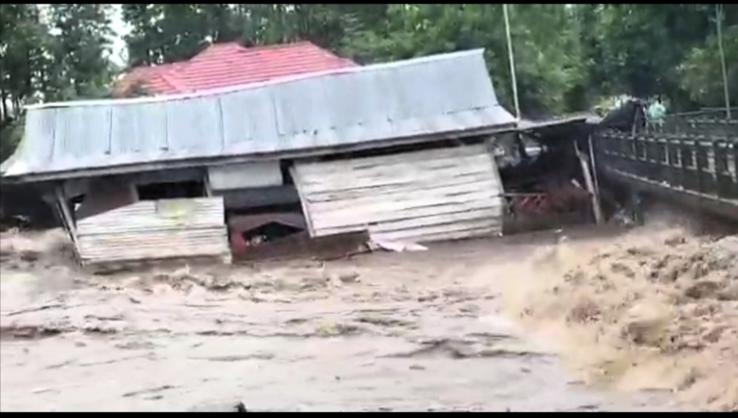 Dua Rumah Warga Terseret Arus Sungai