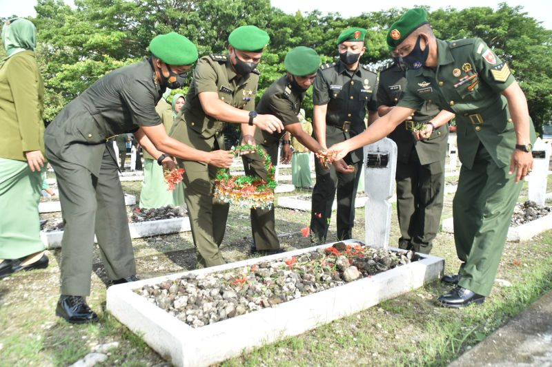 Hari Ulang Tahun ke-71 Ajen di Makorem 141 Toddopuli Diwarnai Renungan dan Doa di TMP Bone