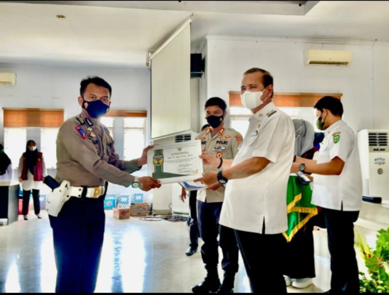 Aktif Giatkan Vaksinasi di Luwu, Kanit Regident Polres Luwu Di Reward Penghargaan dari Bupati