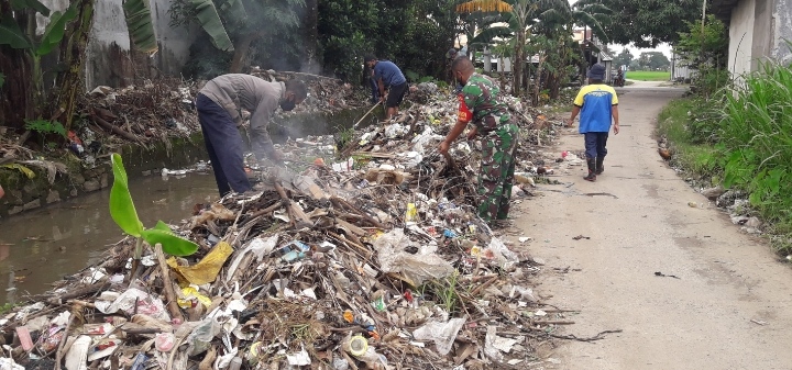 Babinsa Takalar Himbau Masyarakat Peduli Lingkungan