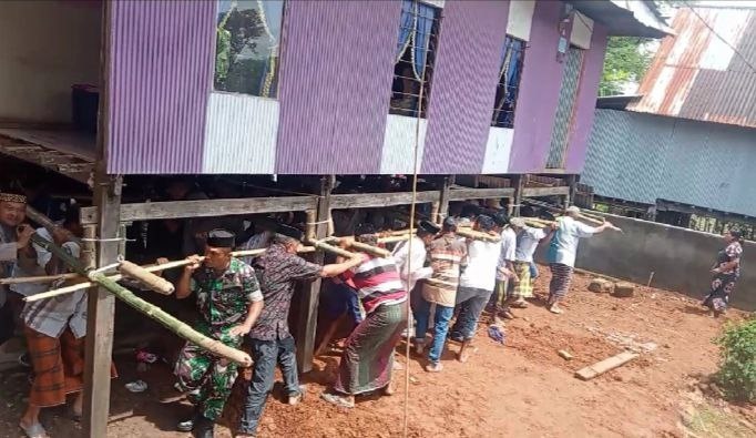 Giatkan Budaya Gotong Royong, Babinsa Koramil Polut Bantu Warga Binaan Pindahkan Rumah