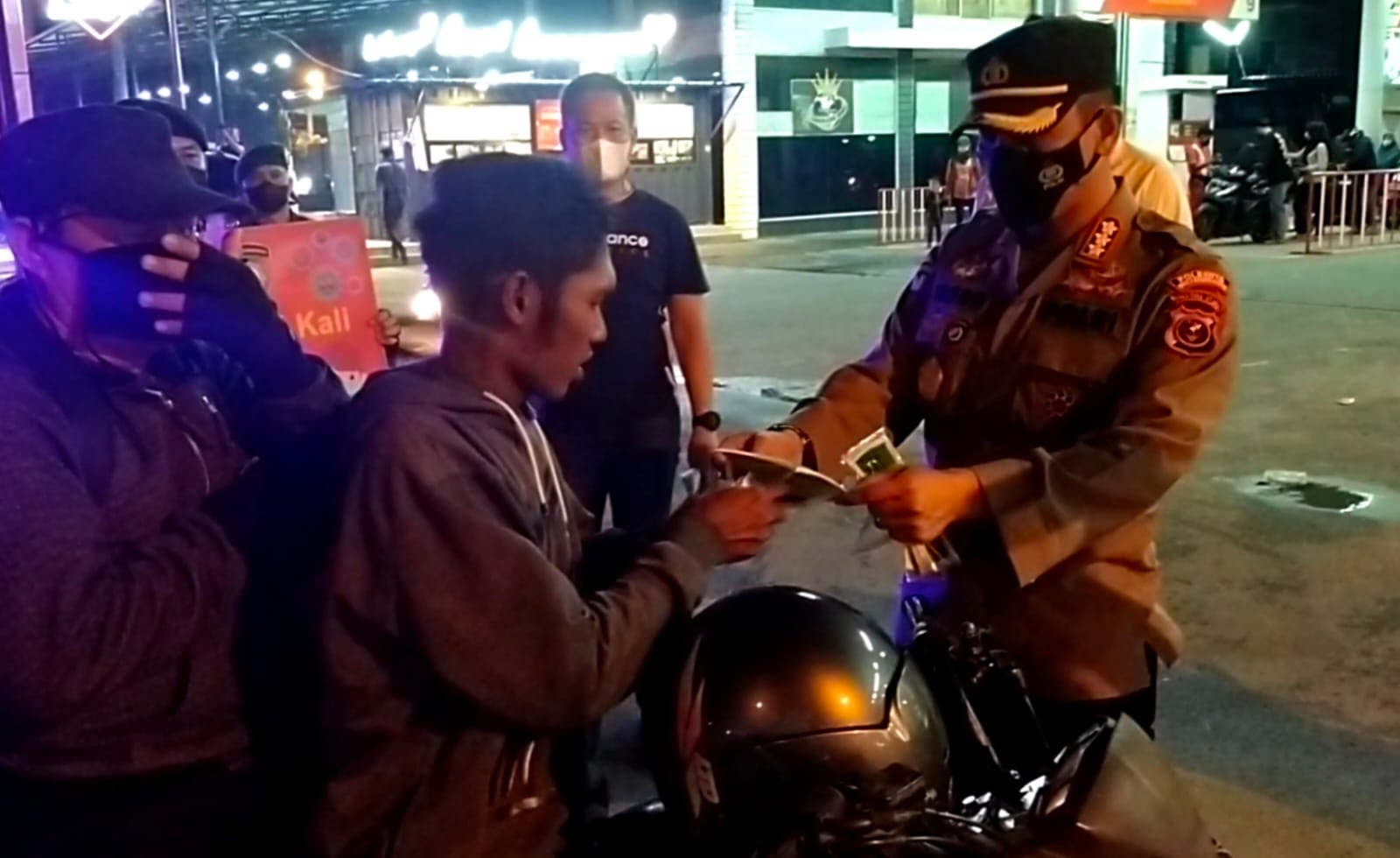 Operasi Yustisi Cegah Meningkatnya Wabah Covid-19 Lagi, Kapolresta Deli Serdang Turun Bagikan Masker