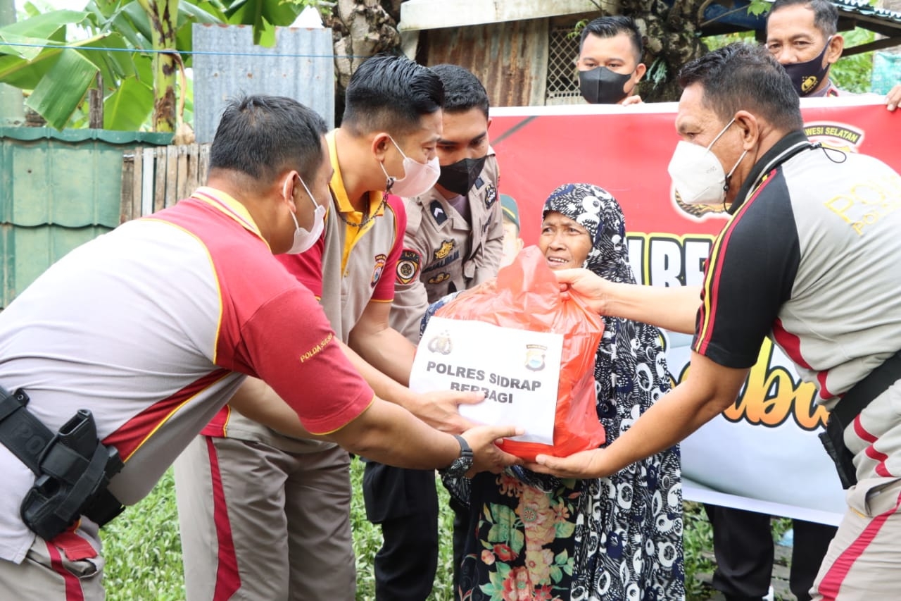 Berbagi di Jum’at Berkah, Polres Sidrap Bagikan Sembako Ke Warga