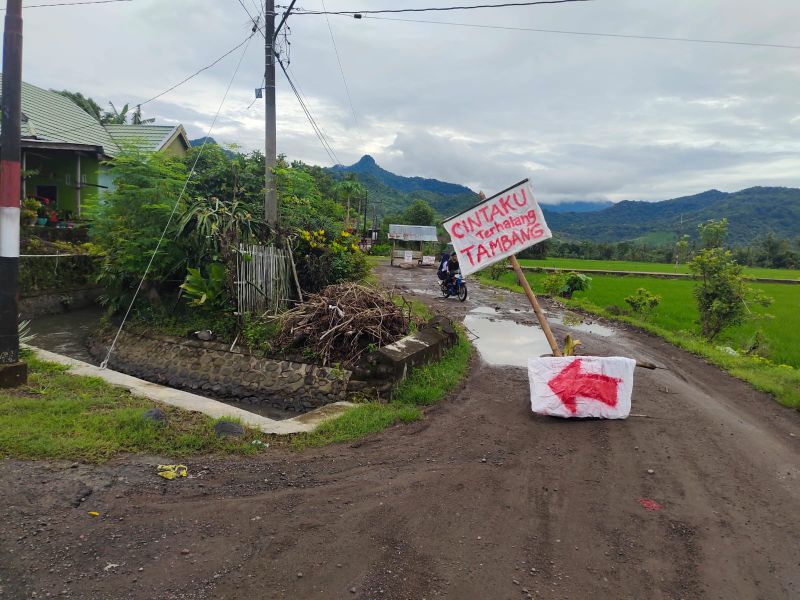 Dampak Jalan Berlumpur, Warga Nepo dan Manuba Minta Tambang Pasir di Tutup