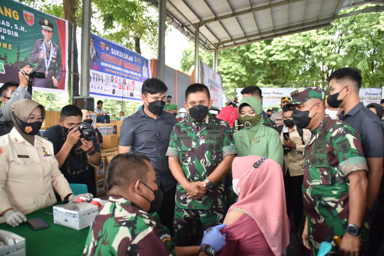 Bersama Forkopimda Bone, Pangdam XIV Hasanuddin Pantau Serbuan Vaksinasi HUT Bone ke-692