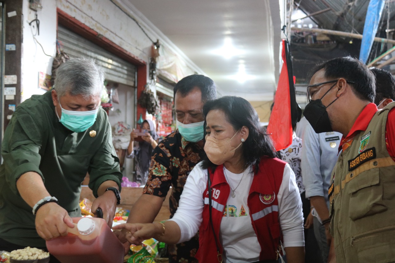 Pantau Harga Bahan Pokok, Bupati Pinrang Sidak Pasar Sentral