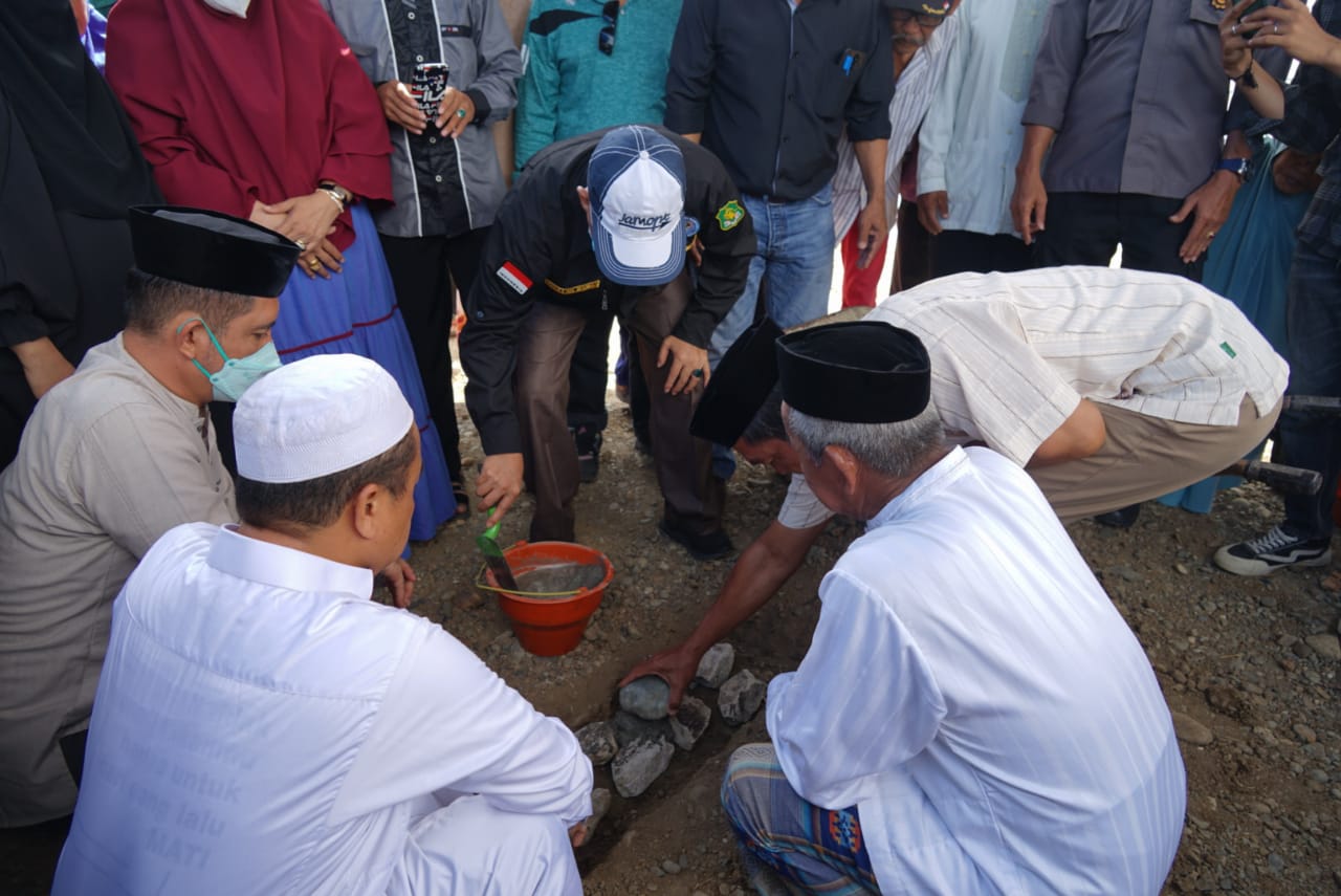 Dollah Mando Letakkan Batu Pertama Pembangunan Masjid Al-Abrar Desa Botto