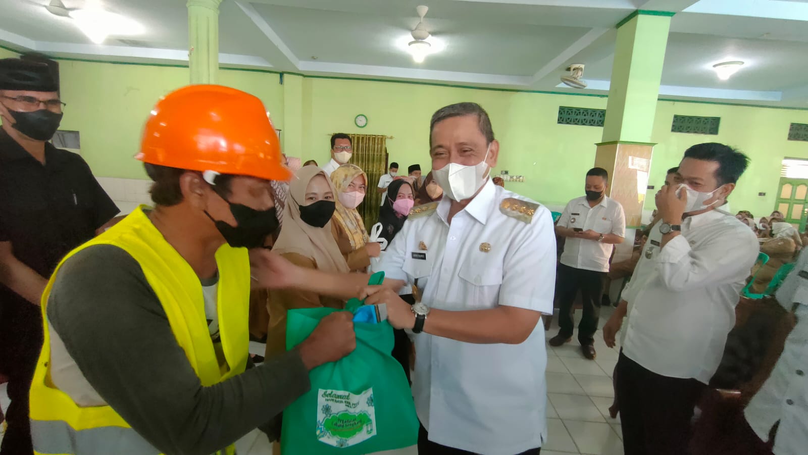 Bupati Wajo Serahkan Paket Lebaran Kepada Tenaga Honorer & Penyapu Jalan