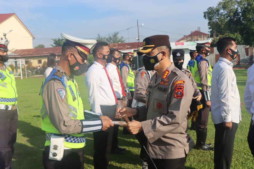 Kapolresta Deli Serdang Pimpin Upacara Purna Bakti Dan Pemberian Reward Kepada Personil Berprestasi