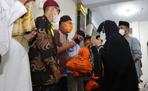 Fatmawati Rusdi Bagikan 550 Paket Sembako di Biringkanaya