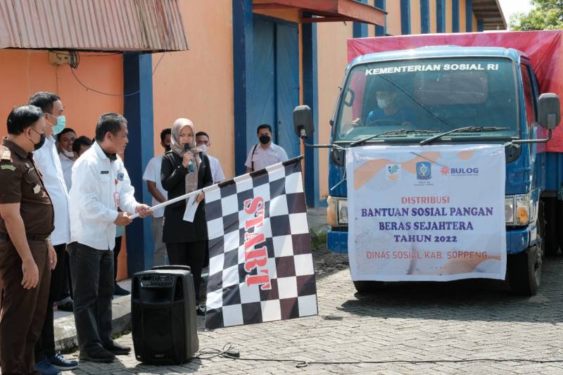 Soppeng Salurkan Bantuan Sosial Pangan Beras Sejahtera