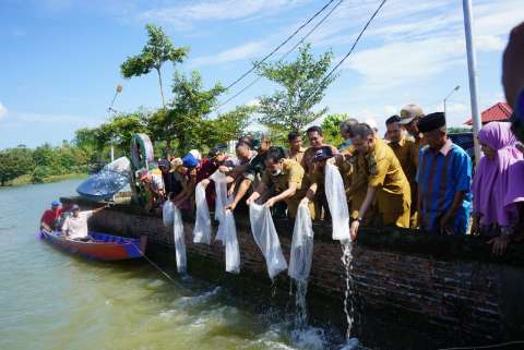 Tebar Benih Ikan di Lagading, Dollah Mando Ajak Masyarakat Menjaga Populasi Ikan