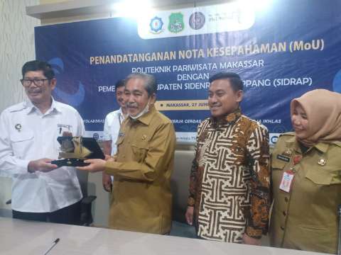 Tingkatkan Kualitas Pariwisata Lewat Pengembangan SDM, Bupati Sidrap Teken Nota Kesepakatan dengan Direktur Poltekpar Makassar