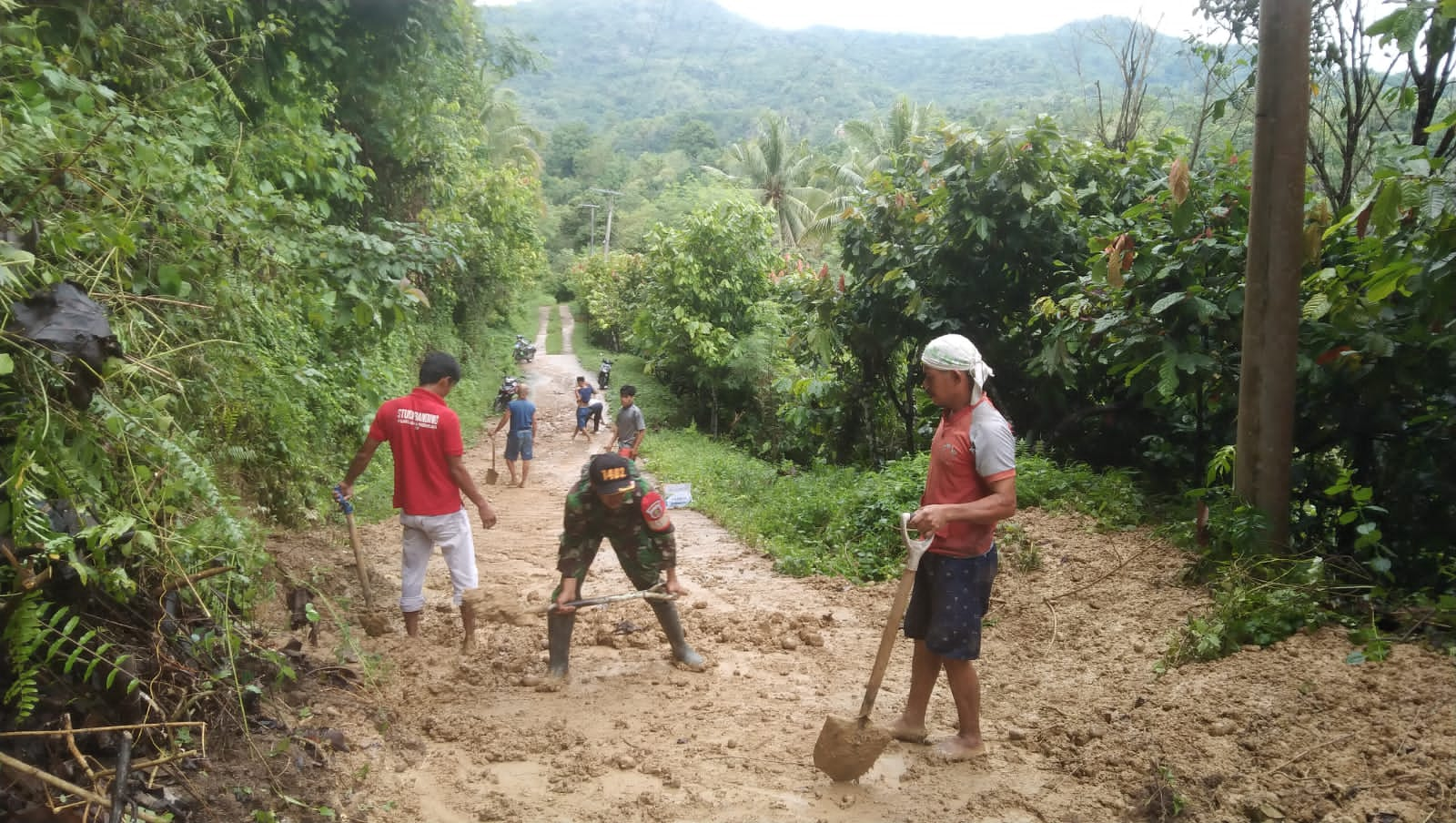 Longsor Polman Tutup Akses Jalan