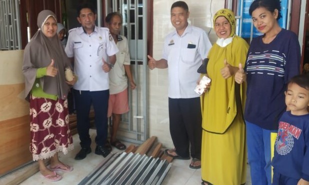 Kelurahan Layang Salurkan Bantuan Bedah Rumah BPBD Makassar