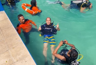 Anggota BPBD Kota Makassar Latihan Rutin Menyelam di Kolam Renang Mattoanging