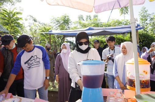 Fatma Coba Minum Ekstrak Bunga Rosella, Andalan Lorong Edu Park Manggala