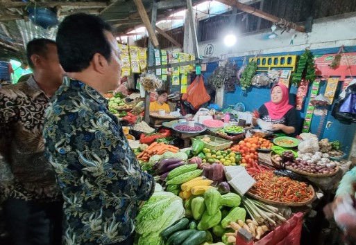 Hari Perdana Kerja di Perumda Pasar Makassar Ichsan Kunjungi dan Sapa Pedagang Pasar Maricaya