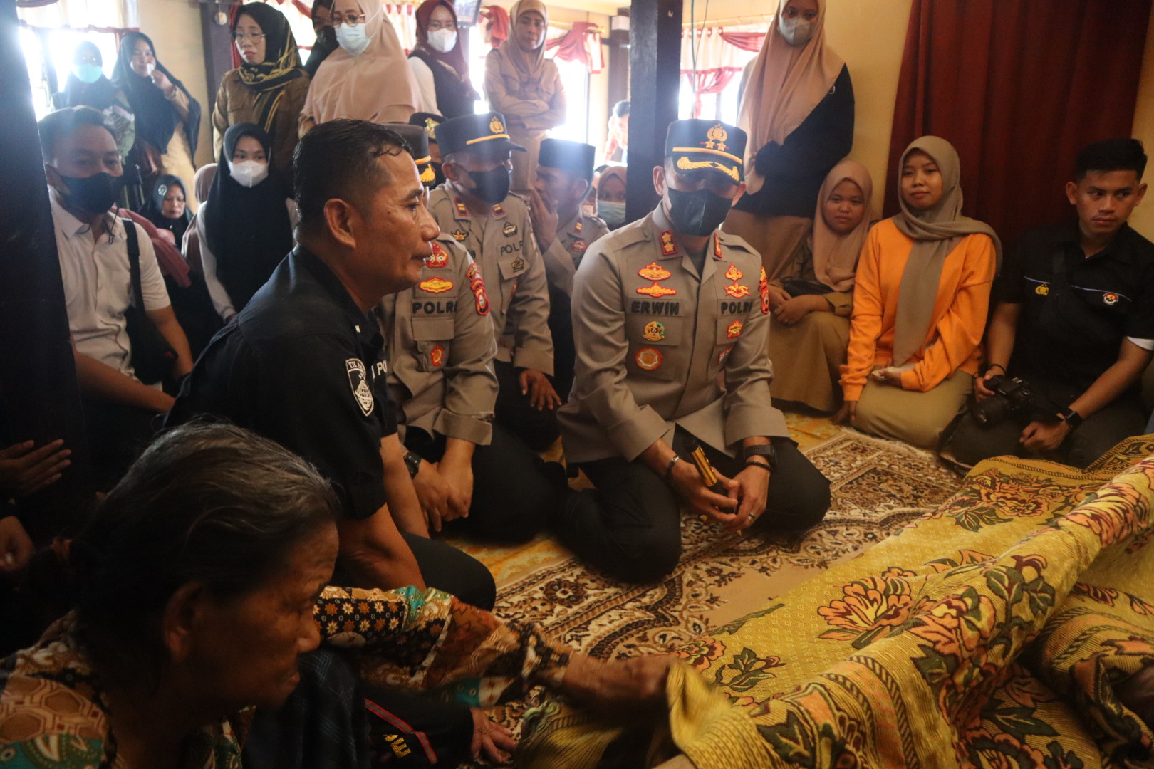 Turut Berduka Cita, Kapolres Sidrap Bersama PJU Melayat Kerumah Duka Anak Dari Anggota Meninggal