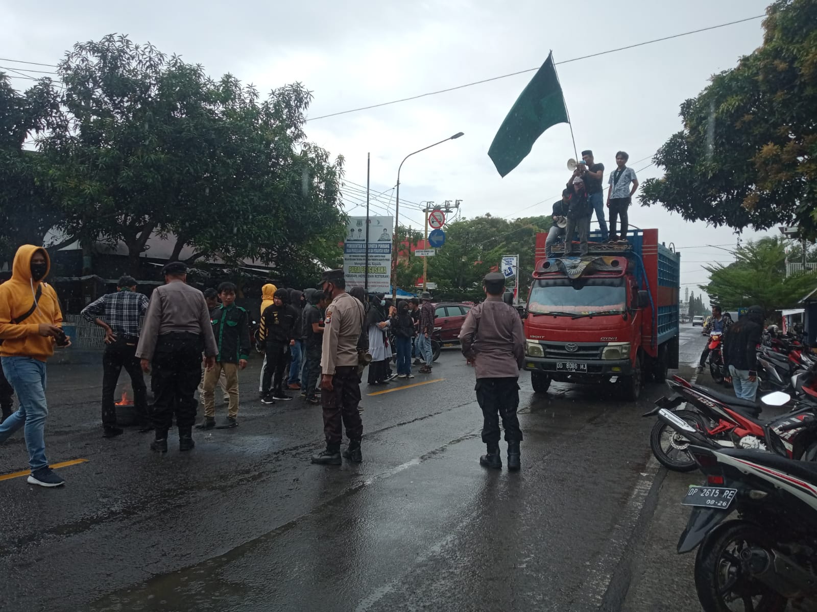 Aksi Unjuk Rasa, Tiga Poin Tuntutan HMI Cabang Pinrang di Tengah Guyuran Hujan