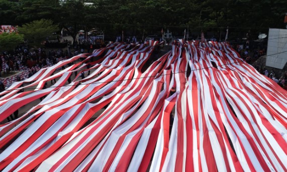 Bendera Merah Putih 5.005 Meter Selimuti Anjungan Pantai Losari Makassar