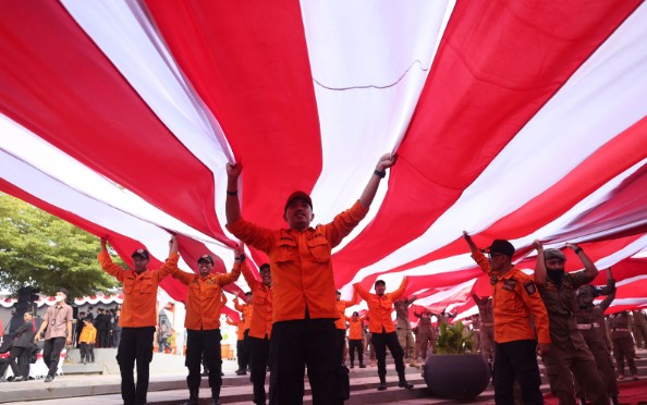 BPBD Makassar Ikut Bentangkan Bendera Merah Putih 5 Ribu Meter di Pantai Losari