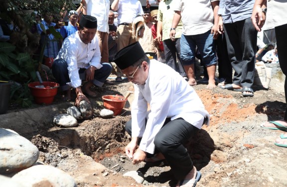 Danny Pomanto dan IAS Kompak Letakkan Batu Pertama Renovasi Masjid Barkatul Ilham