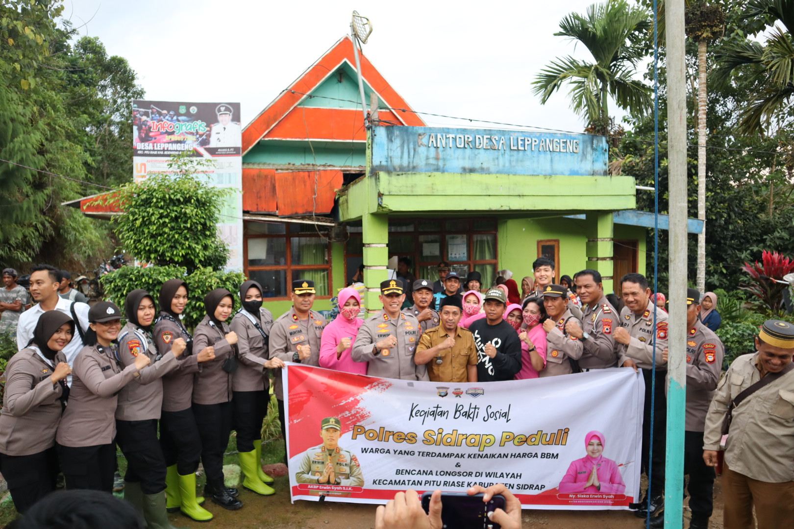 Kapolres Sidrap Turun Langsung Kelokasi Salurkan Bantuan ke Warga Terdampak Kenaikan BBM dan Tanah Longsor