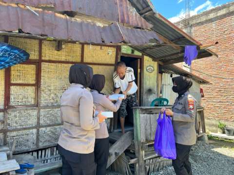 Peduli Sesama, Srikandi Polres Sidrap Berbagi Nasi Dos ke Warga 