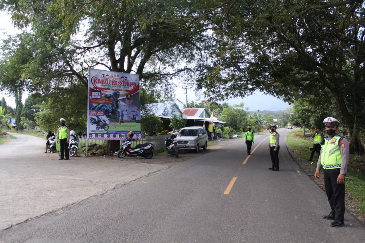 Beri Rasa Aman,  Satlantas Polres Sidrap Laksanakan Pengamanan di Jalur Masuk  Sirkuit Puncak Mario