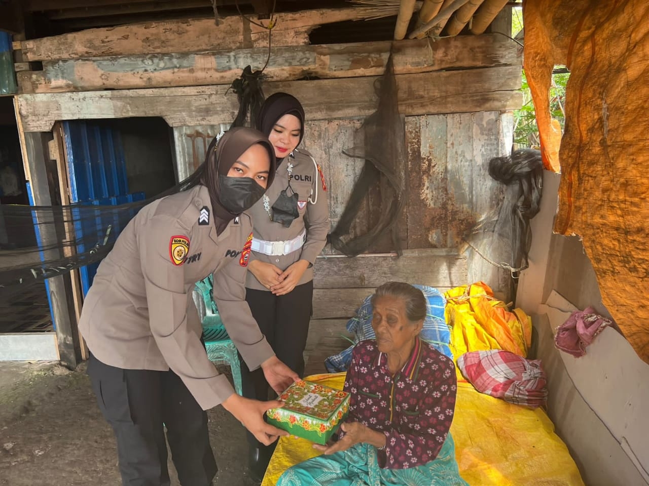 Implementasi Program Prioritas Kapolres Sidrap, Personel Polwan Berbagi Nasi Dos ke Warga Prasejahtera di Wala