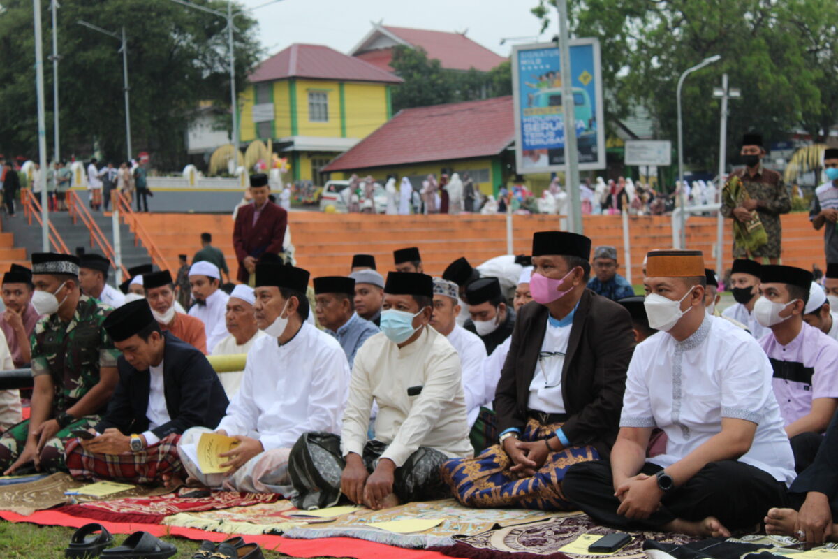 Diwarnai Gerimis, Bupati dan Wabup Soppeng Shalat Idul Adha Bersama Warga di Lapangan Gasis