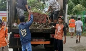 Giat Sabtu Bersih, Camat Mariso Gotong Royong Bersama Warga Angkat Sampah