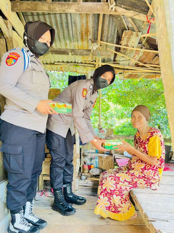 Giat Jumat Berkah, Polwan Sidrap Sinergikan Program Kapolres Berbagi Tali Asih 