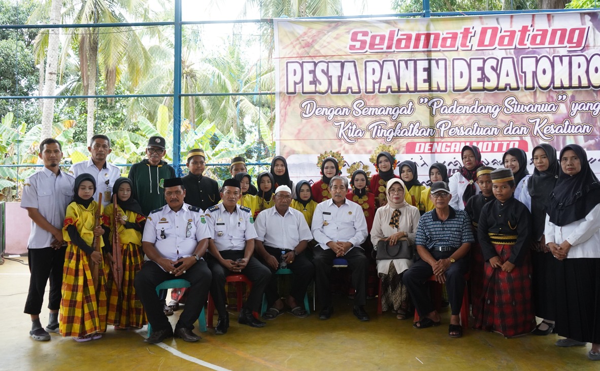 Disambut Tari Padduppa dan Simfoni Kecapi, Dollah Mando Hadiri Pesta Panen Masyarakat Tonrongnge