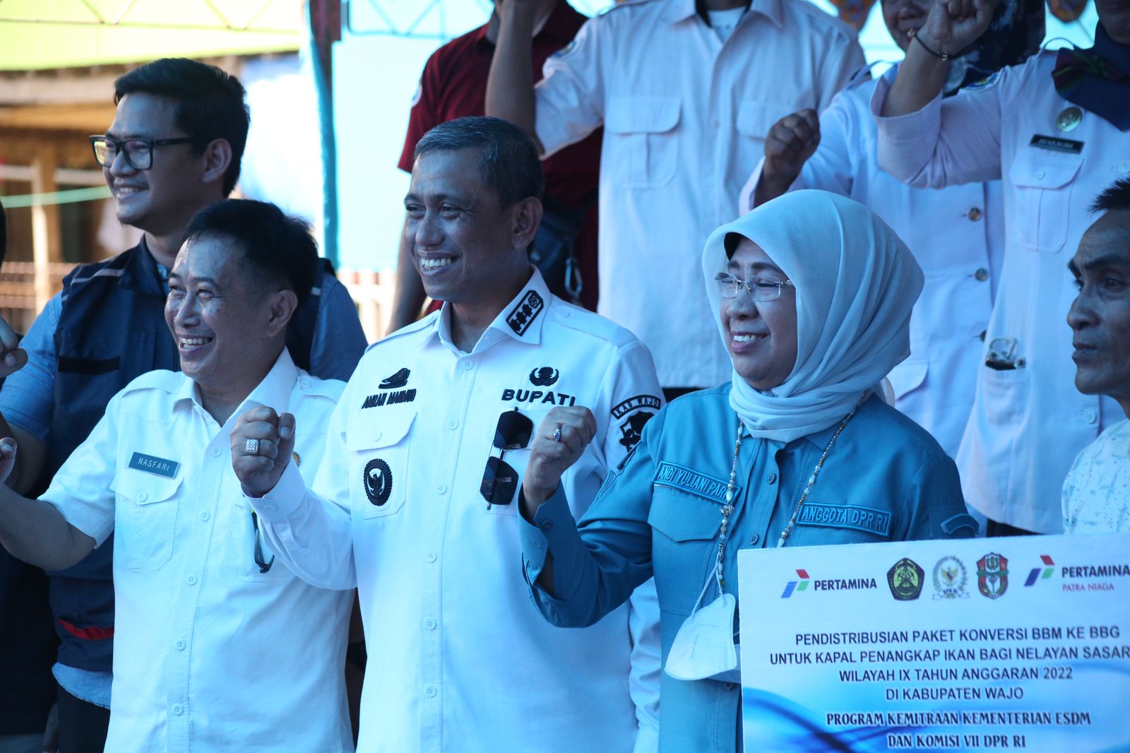 Ditemani Bupati Amran, Legislator Senayan AYP Serahkan Mesin dan Konverter untuk Petani-Nelayan Wajo