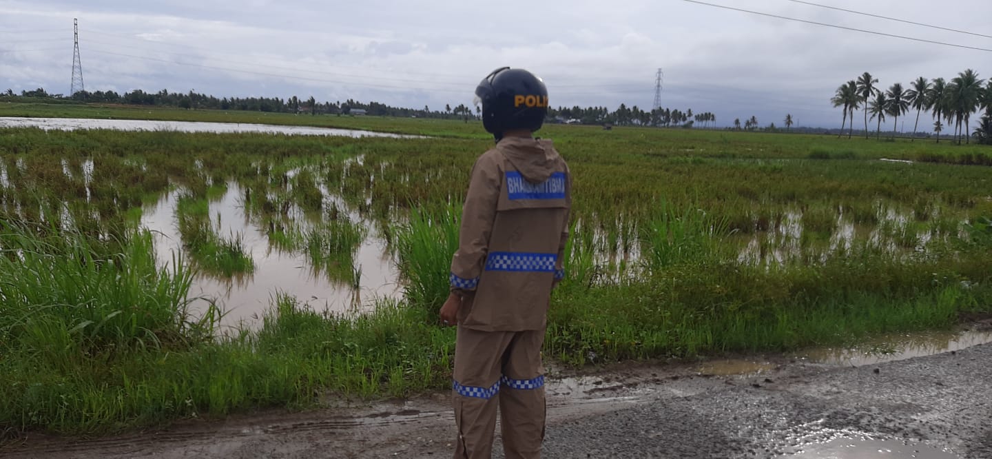Bhabinkamtibmas Polsek Maniangpajo Pantau Wilayah Rawan Bencana