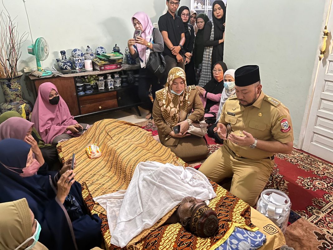 Wakili Wali Kota, Camat Panakkukang Melayat Ke Rumah Duka Sampaikan Duka Cita Mendalam