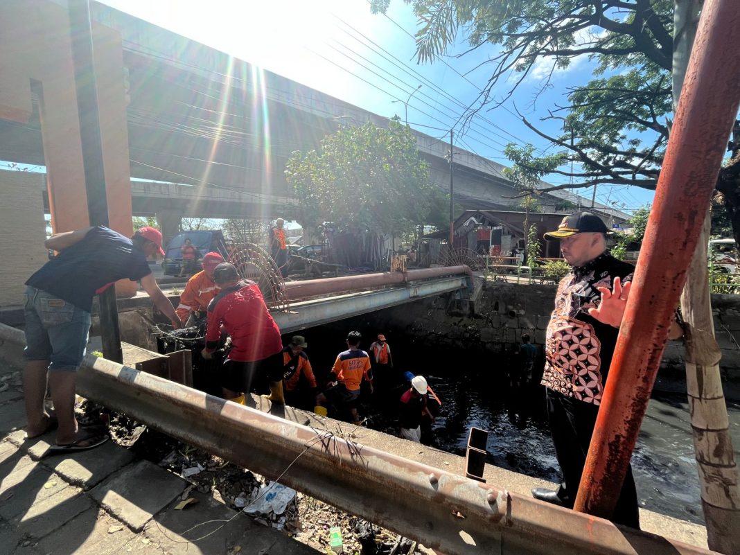 Camat Panakkukang Pantau Langsung Aktivitas Bersih-Bersih Drainase Satgas Panakkukang